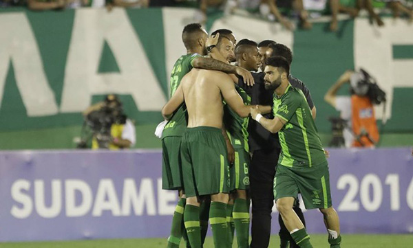 Avi?o com equipe da Chapecoense sofre acidente aéreo na Col?mbia