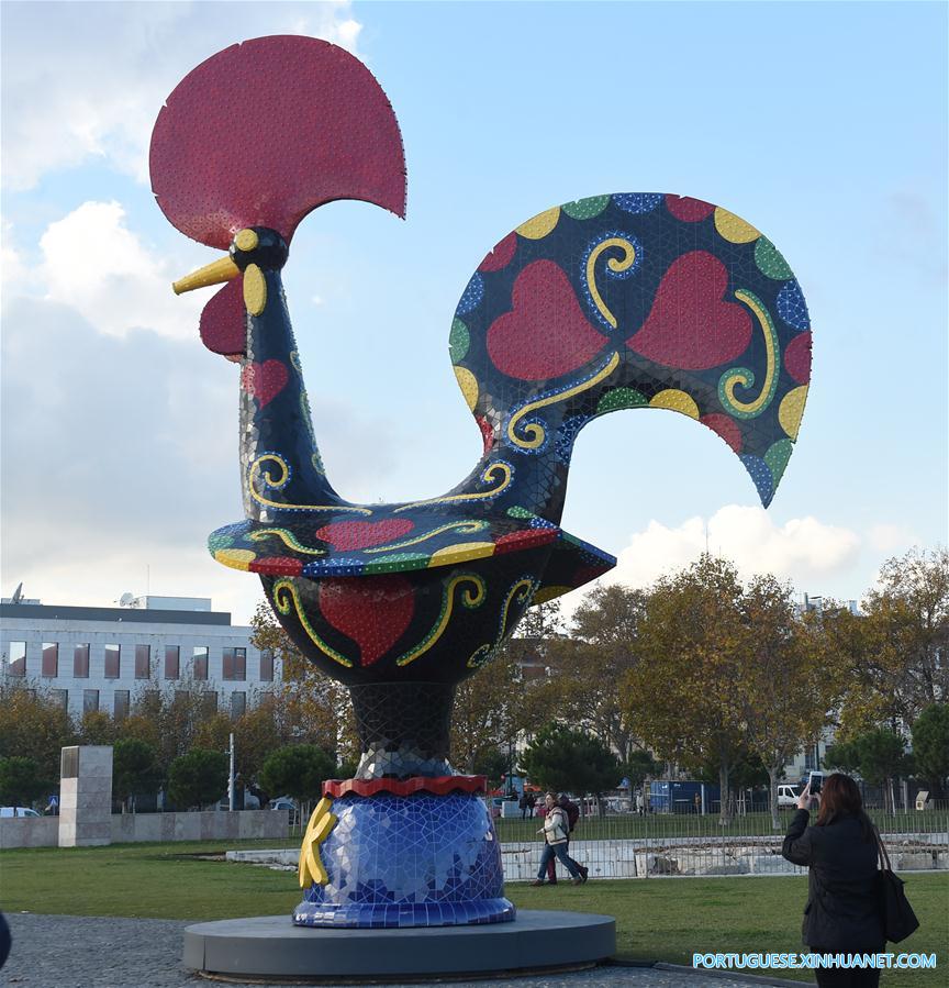 Instala??o da obra da arte do galo português em Lisboa