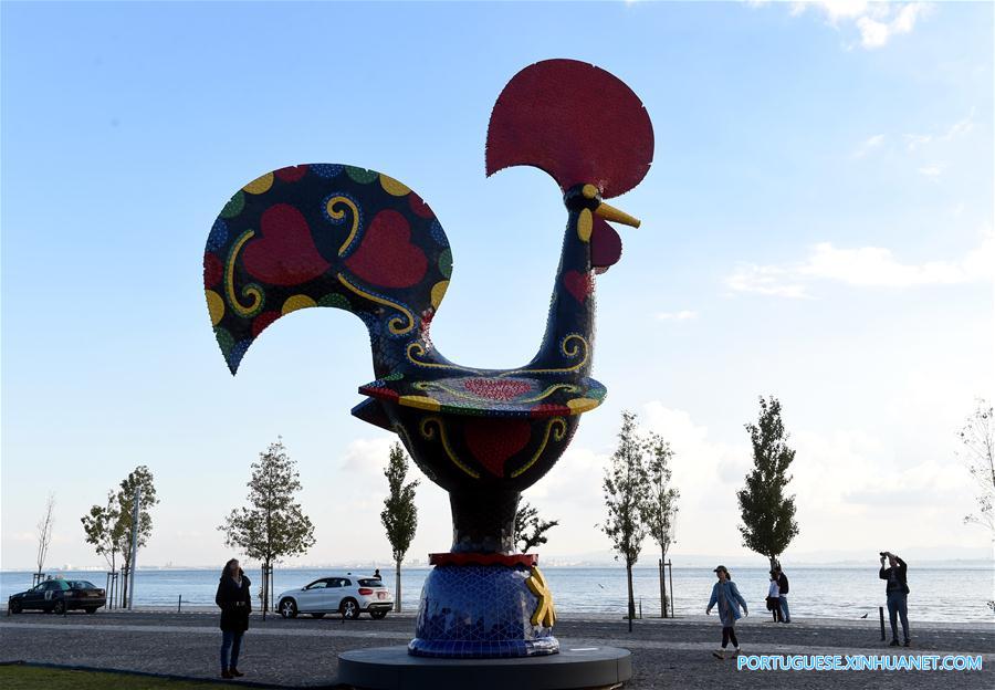 Instala??o da obra da arte do galo português em Lisboa