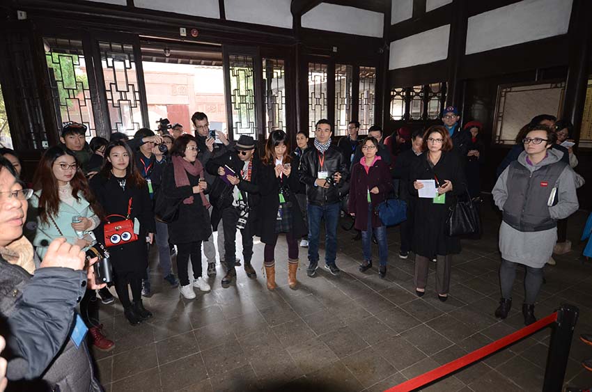 Jornalistas estrangeiros em visita ao pavilh?o em memória de Badashanren