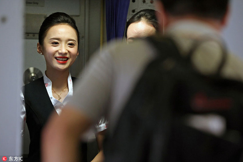 Graciosidade chinesa ao servi?o dos passageiros de avi?o
