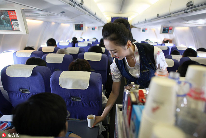 Graciosidade chinesa ao servi?o dos passageiros de avi?o