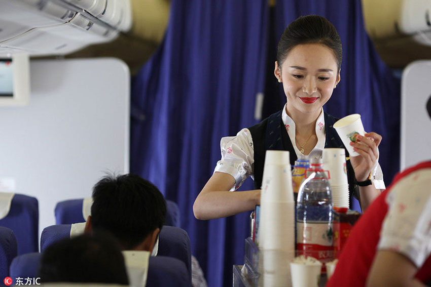 Graciosidade chinesa ao servi?o dos passageiros de avi?o