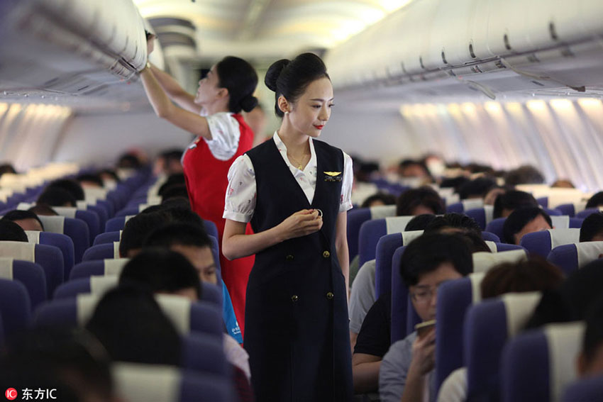 Graciosidade chinesa ao servi?o dos passageiros de avi?o