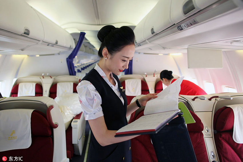 Graciosidade chinesa ao servi?o dos passageiros de avi?o