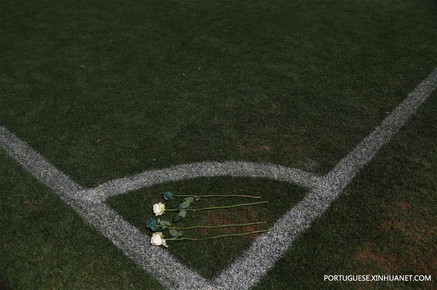 Torcedores da Chapecoense vivem angústia após queda do avi?o