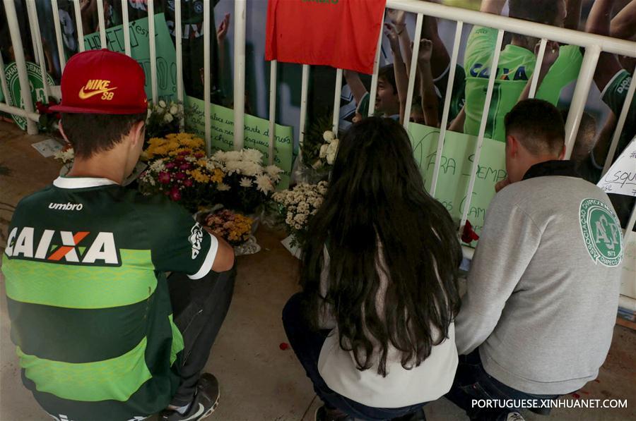 Torcedores da Chapecoense vivem angústia após queda do avi?o