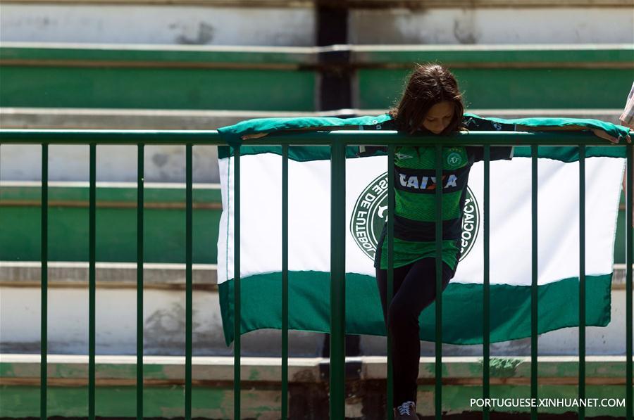 Torcedores da Chapecoense vivem angústia após queda do avi?o