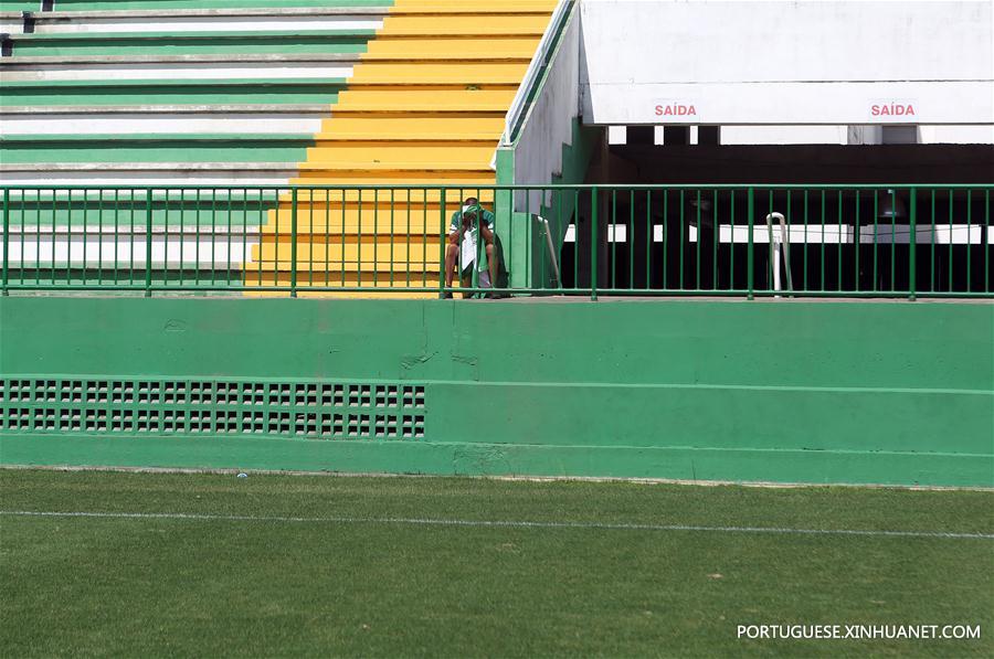 Torcedores da Chapecoense vivem angústia após queda do avi?o