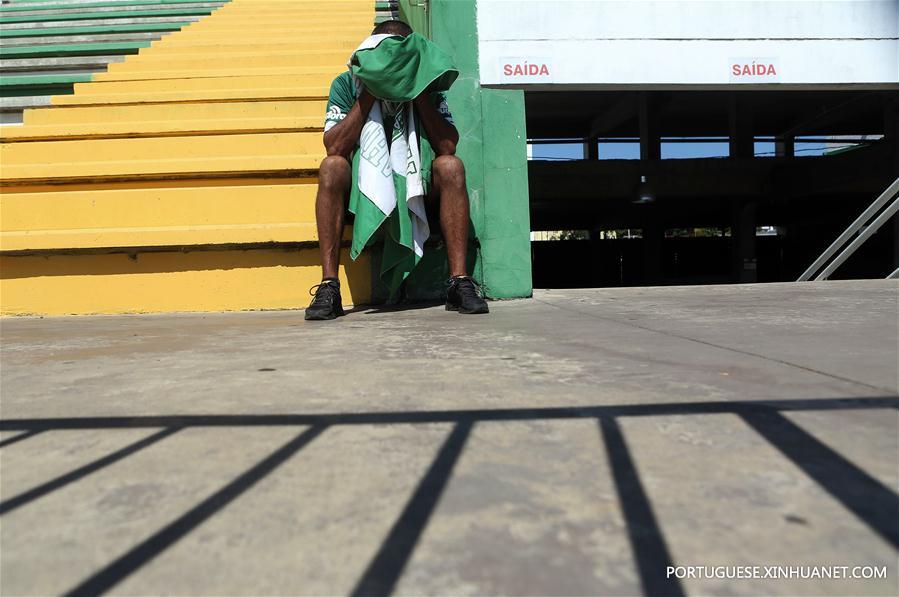 Torcedores da Chapecoense vivem angústia após queda do avi?o