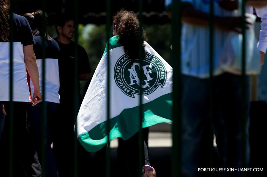 Torcedores da Chapecoense vivem angústia após queda do avi?o
