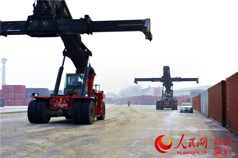 Xinjiang lan?a servi?o de trem de cargas diário à ásia Central