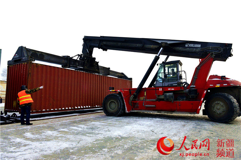 Xinjiang lan?a servi?o de trem de cargas diário à ásia Central