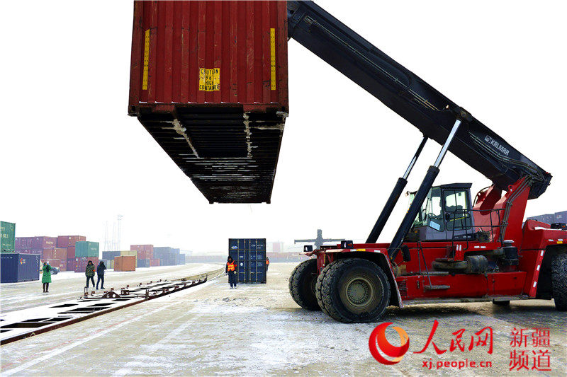 Xinjiang lan?a servi?o de trem de cargas diário à ásia Central