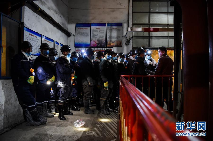 Explos?o mata 32 pessoas em mina de carv?o no norte da China