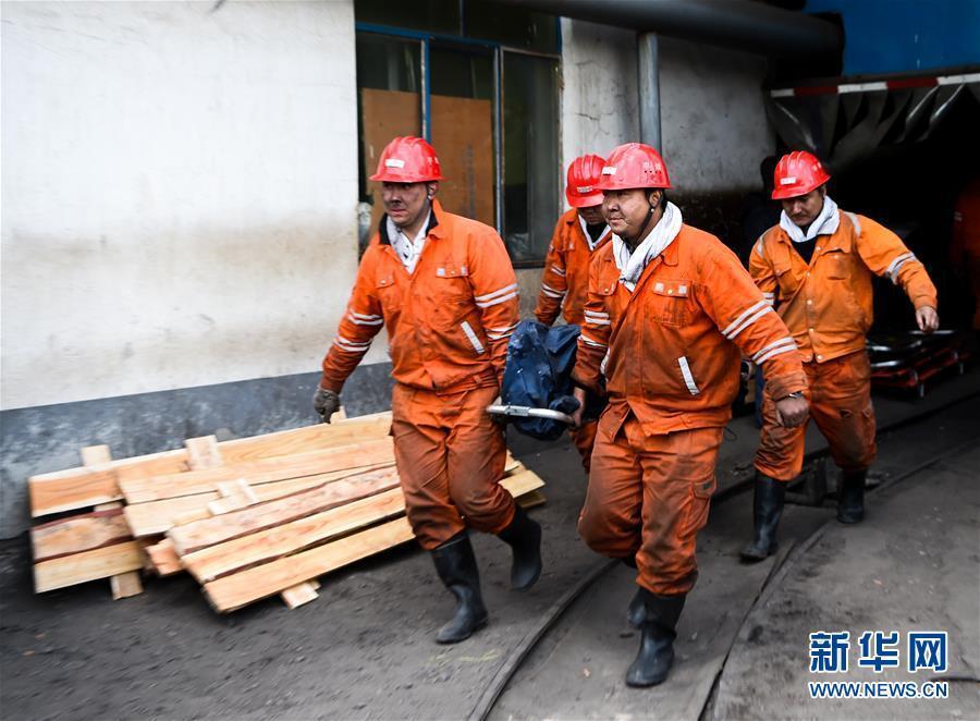 Explos?o mata 32 pessoas em mina de carv?o no norte da China