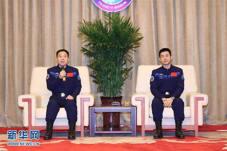 Astronautas chineses regressam da miss?o espacial Shenzhou-XI
