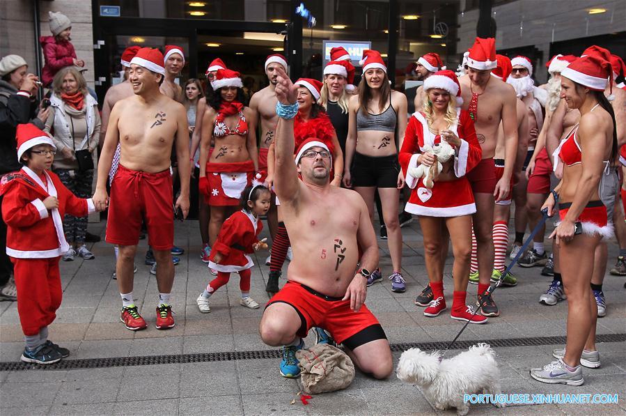 Corredores seminus participam da 13a Santa Speedo Run para caridade em Budapeste