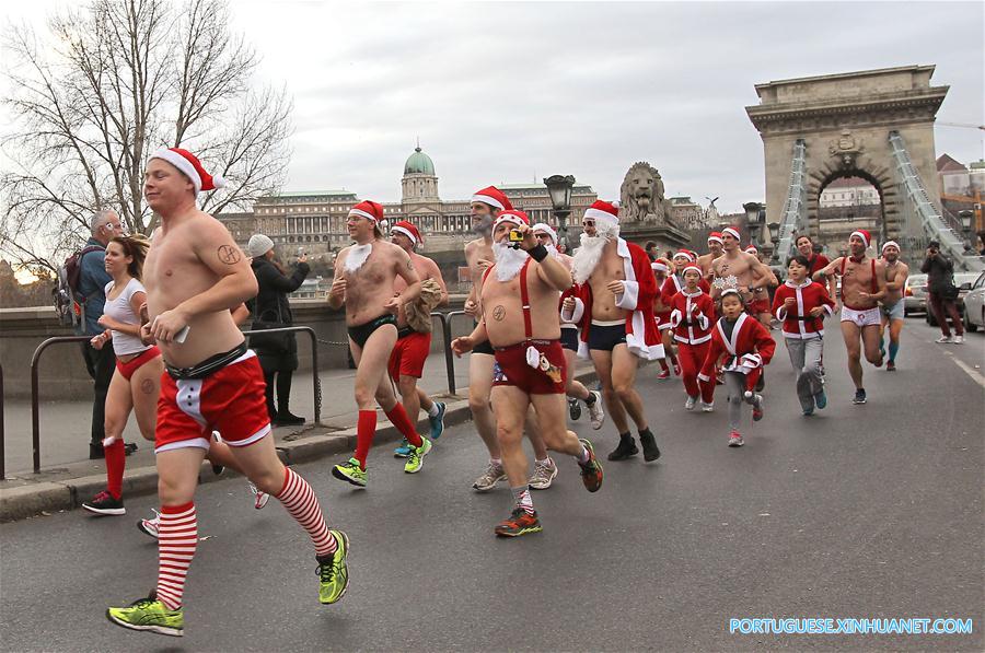 Corredores seminus participam da 13a Santa Speedo Run para caridade em Budapeste