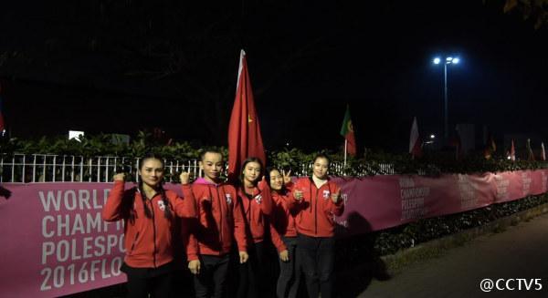 Equipe chinesa desiste na final da competi??o de pole dance em protesto por falta da bandeira nacional