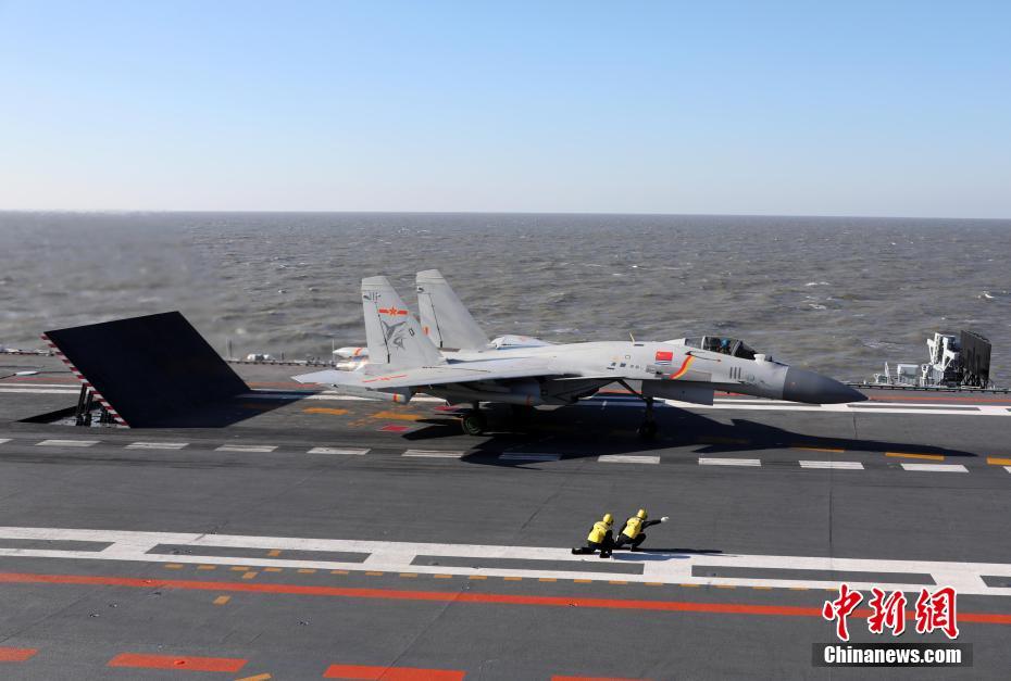 Galeria: Porta-avi?es Liaoning participa em exercício com fogo