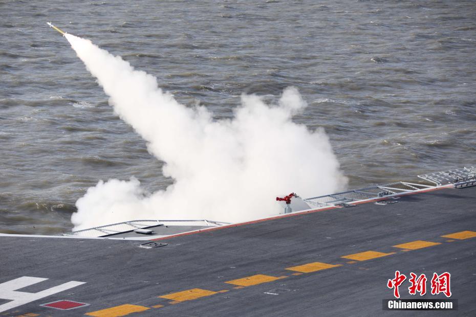 Galeria: Porta-avi?es Liaoning participa em exercício com fogo