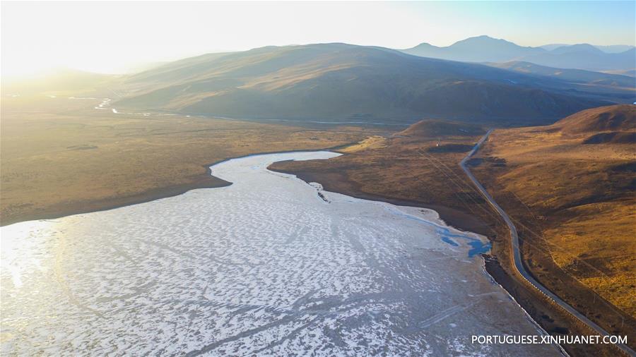 Paisagem do pantano em Maqu de Gansu