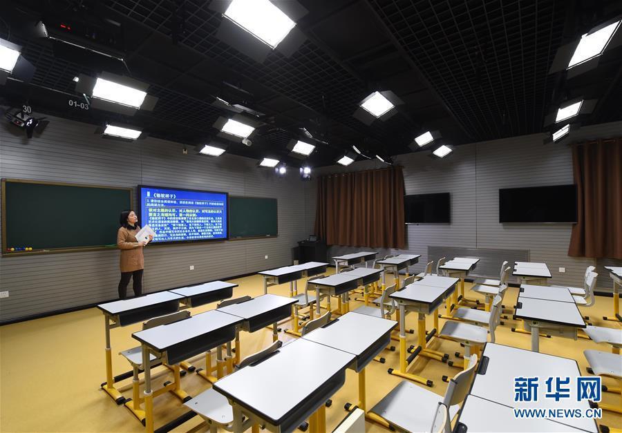 Professores em Beijing d?o aulas online durante alerta vermelho de smog
