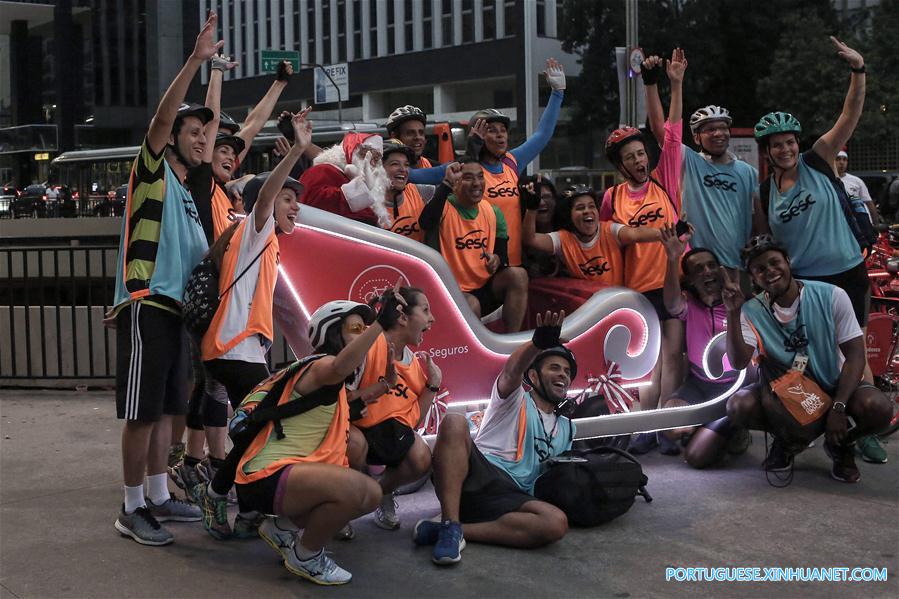 Decora??es de Natal na avenida Paulista em S?o Paulo