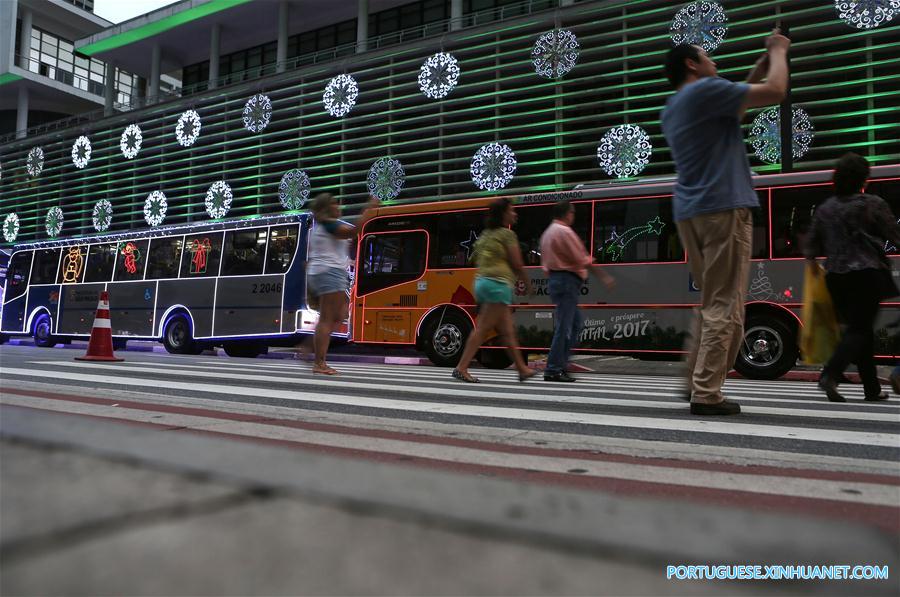 Decora??es de Natal na avenida Paulista em S?o Paulo