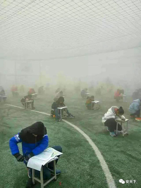 Diretor de escola secundária suspenso por realizar exames ao ar livre durante alerta vermelho de polui??o