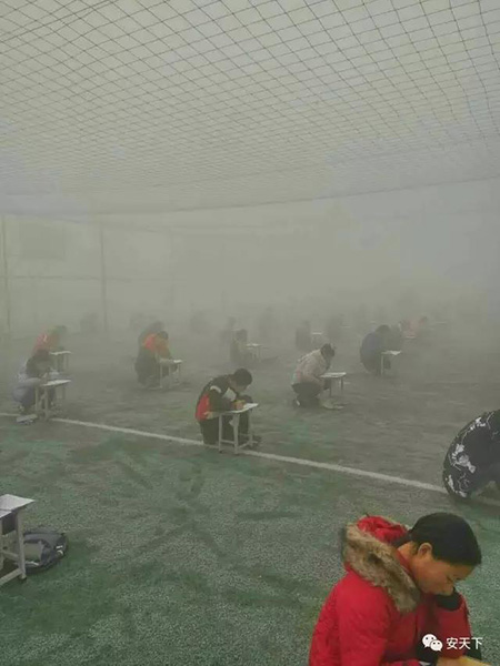 Diretor de escola secundária suspenso por realizar exames ao ar livre durante alerta vermelho de polui??o