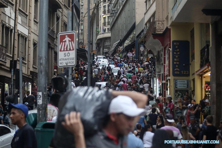 Compras de Natal lotam comércio em S?o Paulo