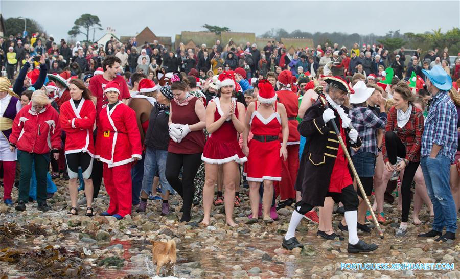 Milhares de britanicos participam do mergulho de Natal para caridade