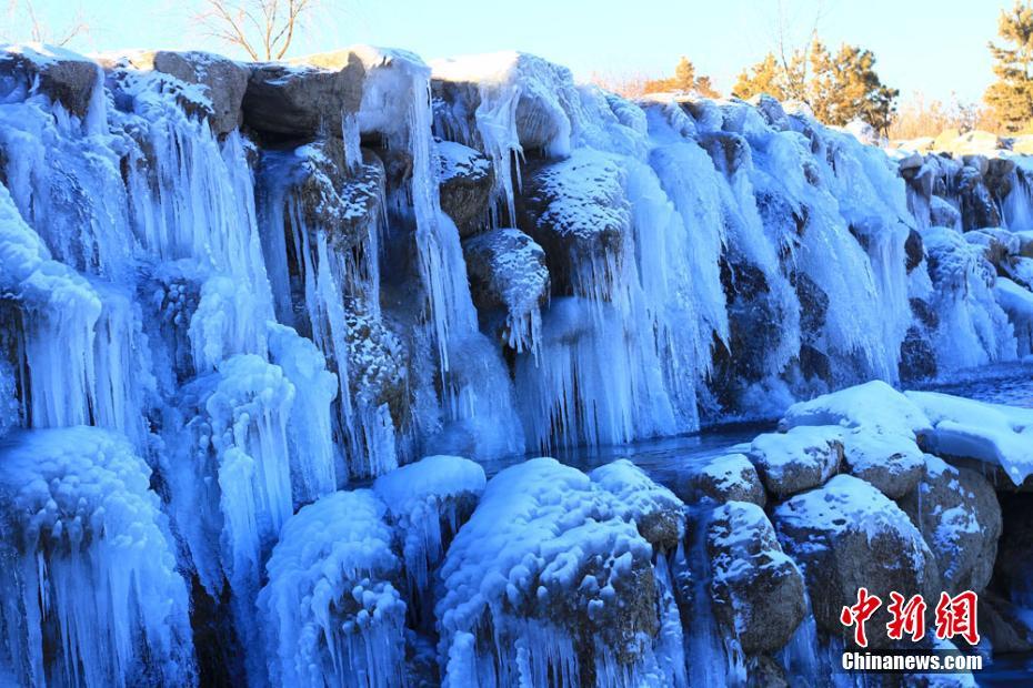 Cachoeira gelada em destaque no noroeste da China