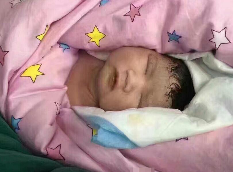 Mulher de 64 anos dá à luz um bebé