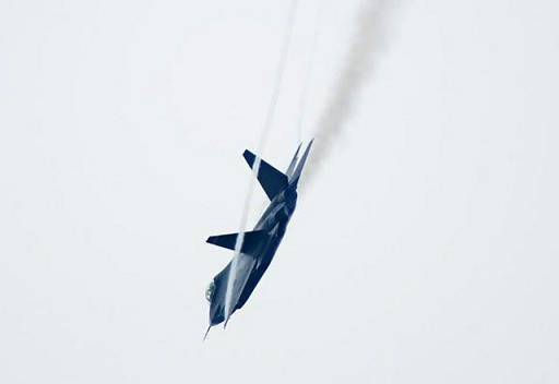 Fotos revelam ca?a chinês J-31