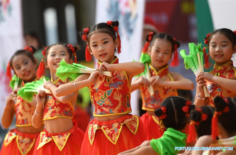 Celebra??o é realizada para colheita de laranjas kinkan em Guangxi