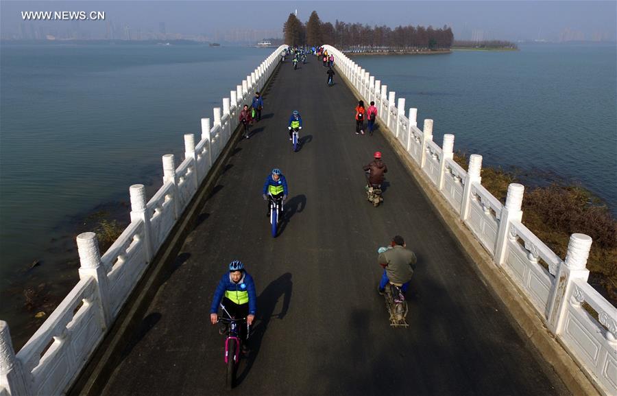 Caminhos verdes atravessam o Lago Donghu no centro da China