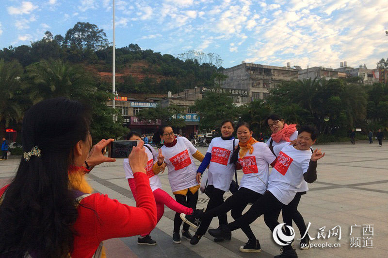 Diário do Povo Online organiza caminhada em comemora??o do seu 20o aniversário em Guangxi