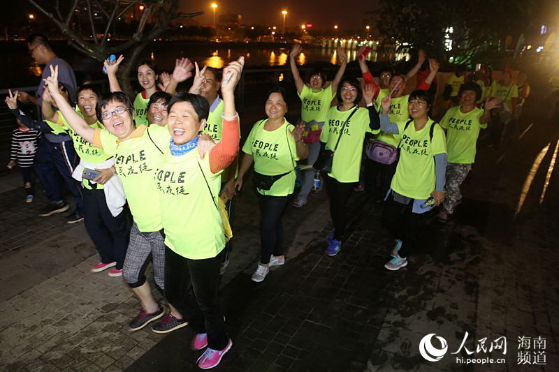 Diário do Povo Online organiza caminhada em comemora??o do seu 20o aniversário em Hainan