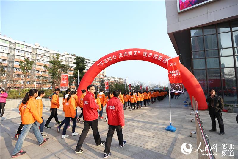 Diário do Povo Online organiza caminhada em comemora??o do seu 20o aniversário em Hubei