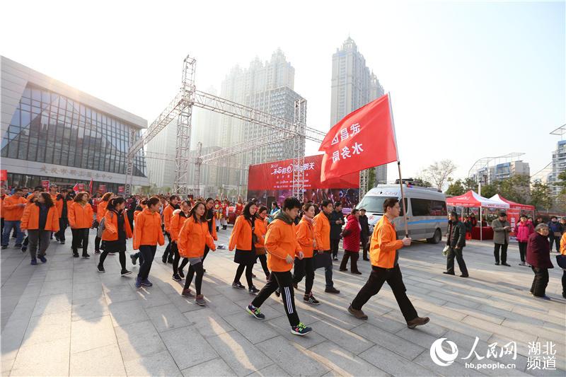 Diário do Povo Online organiza caminhada em comemora??o do seu 20o aniversário em Hubei