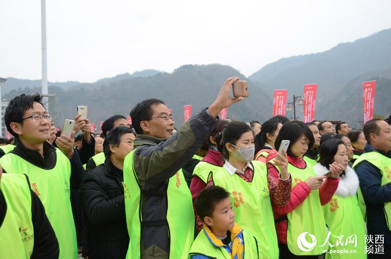 Diário do Povo Online organiza caminhada em comemora??o do seu 20o aniversário em Shaanxi
