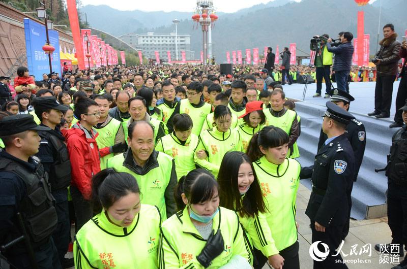 Diário do Povo Online organiza caminhada em comemora??o do seu 20o aniversário em Shaanxi