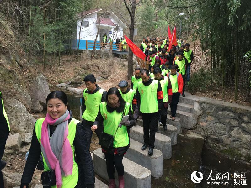 Diário do Povo Online organiza caminhada em comemora??o do seu 20o aniversário em Shaanxi