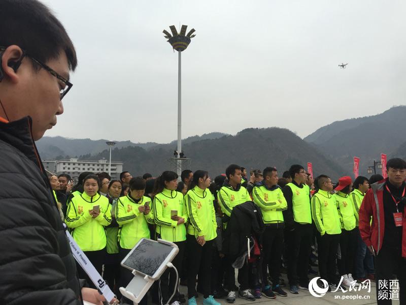 Diário do Povo Online organiza caminhada em comemora??o do seu 20o aniversário em Shaanxi