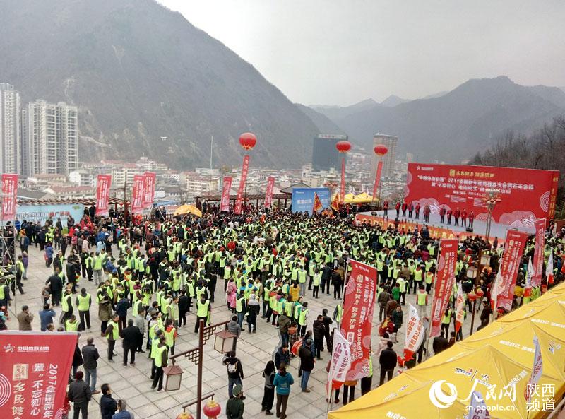 Diário do Povo Online organiza caminhada em comemora??o do seu 20o aniversário em Shaanxi
