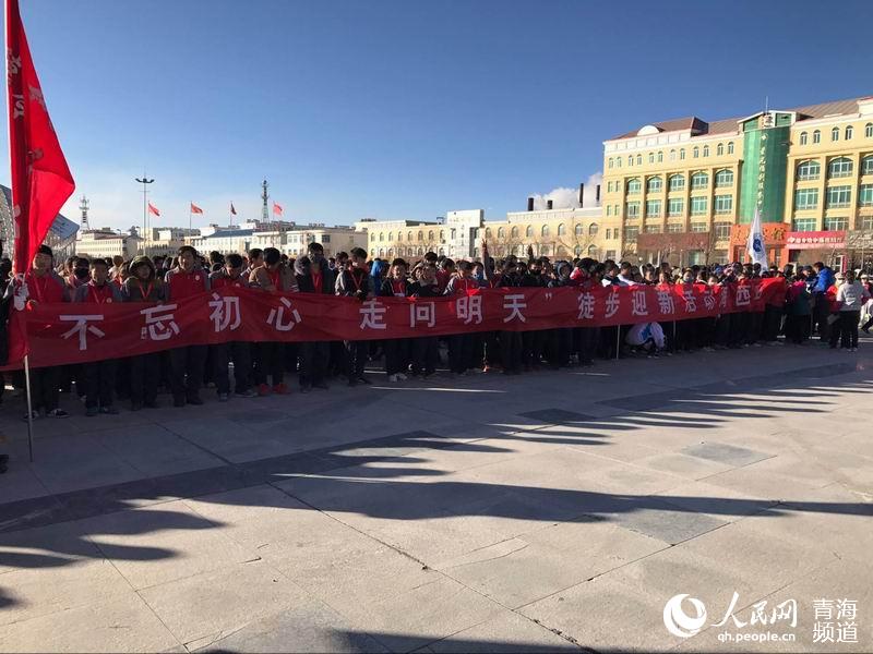 Diário do Povo Online organiza caminhada em comemora??o do seu 20o aniversário em Qinghai