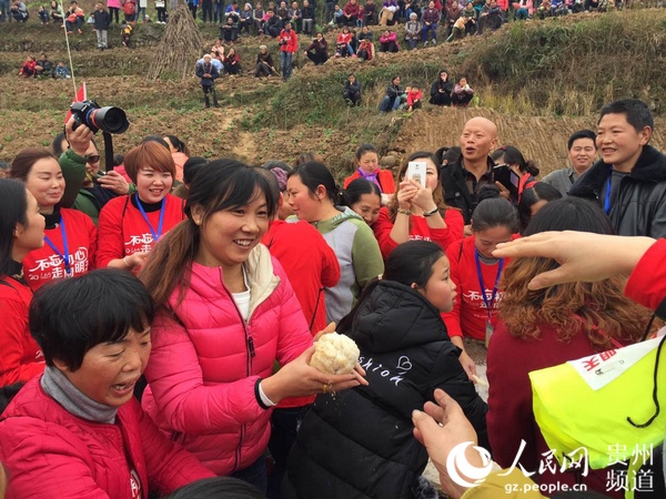 Diário do Povo Online organiza caminhada em comemora??o do seu 20o aniversário em Guizhou
